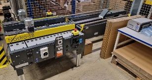 Bodenverschließmaschine und halbautomatischer Kartonaufrichter