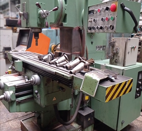 Vertikalfräsmaschine Baujahr 2000 Modell OSO Olomouc FGV 32