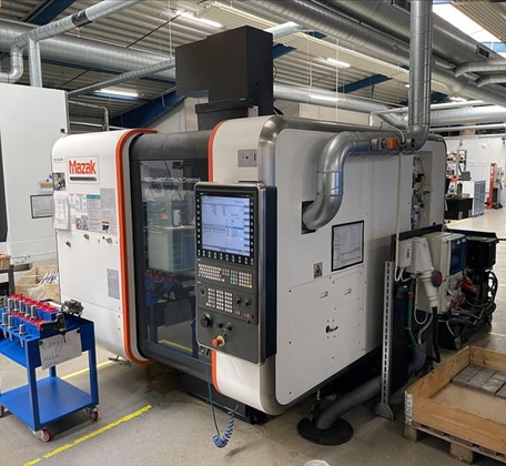 GEBRAUCHTES 5-ACHS-BEARBEITUNGSZENTRUM MAZAK, MODELL VARIAXIS IM JAHR 2015