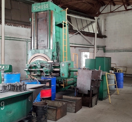 HOFFNUNGSFRÄSMASCHINE FÜR ZAHNRÄDER SCHIESS RF 30 | 44132 € + 23 % V