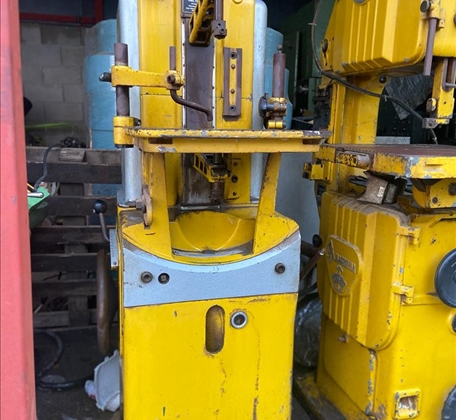 BANDSÄGE (vertikal) Stichsägemaschine THIEL