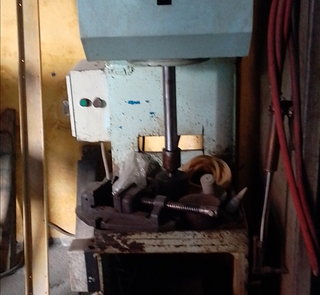 30 TONNEN HYDRAULISCHE PRESSMASCHINE TYP C ZU VERKAUFEN
