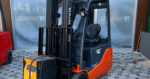 TOYOTA 2011 MODELL 1,6 TONNEN BATTERIEBETRIEBENER TRIPLEX-GABELSTAPLER